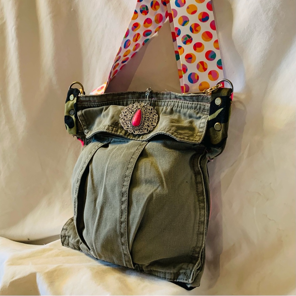 Chic Khaki Crossbody Bag with Vibrant Strap - Picture 5 of 10
